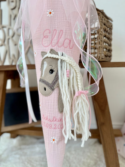 Musselin Schultüte 70 cm Babyrosa  für Mädchen mit Pferd & Gänseblümchen | Haflinger – personalisiert inkl. Rohling optional mit Inlett Kissen, Pompon-Tüllschleife | Schultüte aus Stoff