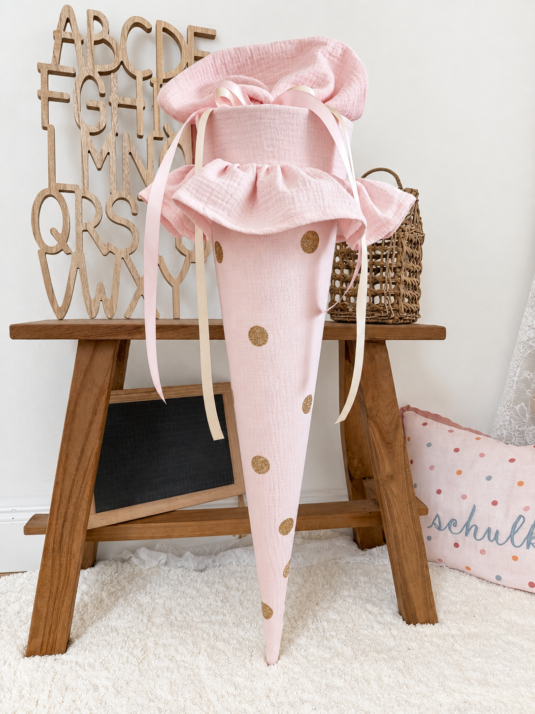 Musselin Schultüte 70 cm, individuelle Farbwahl mit Punkten und Rüsche, optional– personalisierbar und mit Kissen