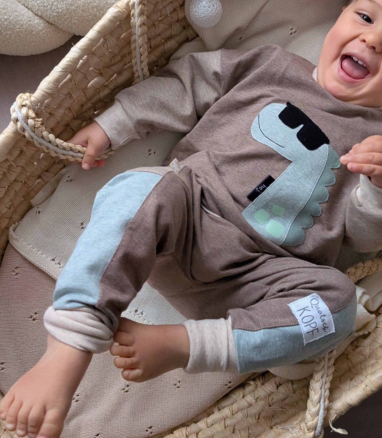 Oversized Kinder Sweater aus Sommersweat mit Dino Applikationen, Pullover für Jungen