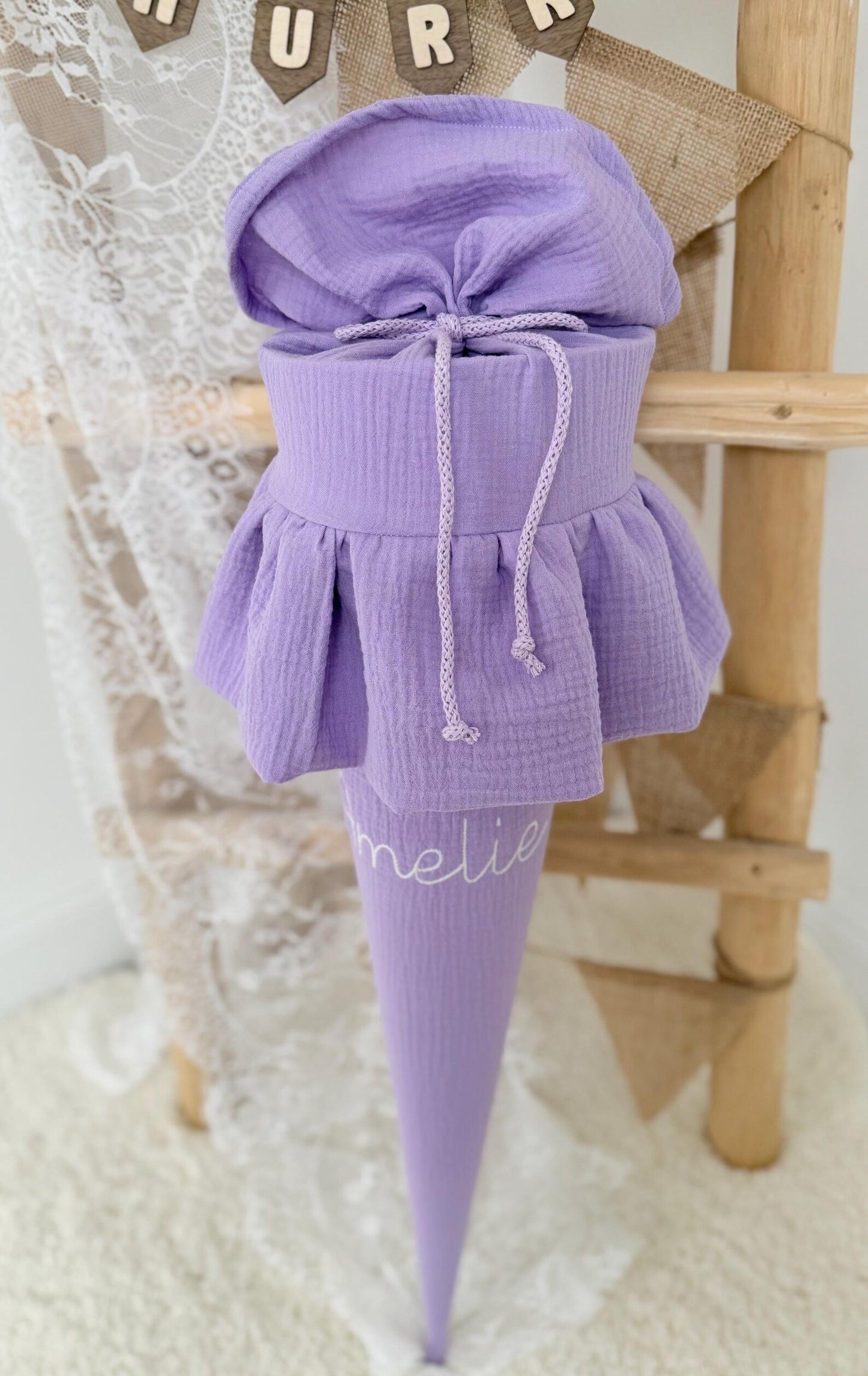Basic Musselin Schultüte für Mädchen mit Rüsche – personalisierbar, unifarben, inkl. Kisseninlett