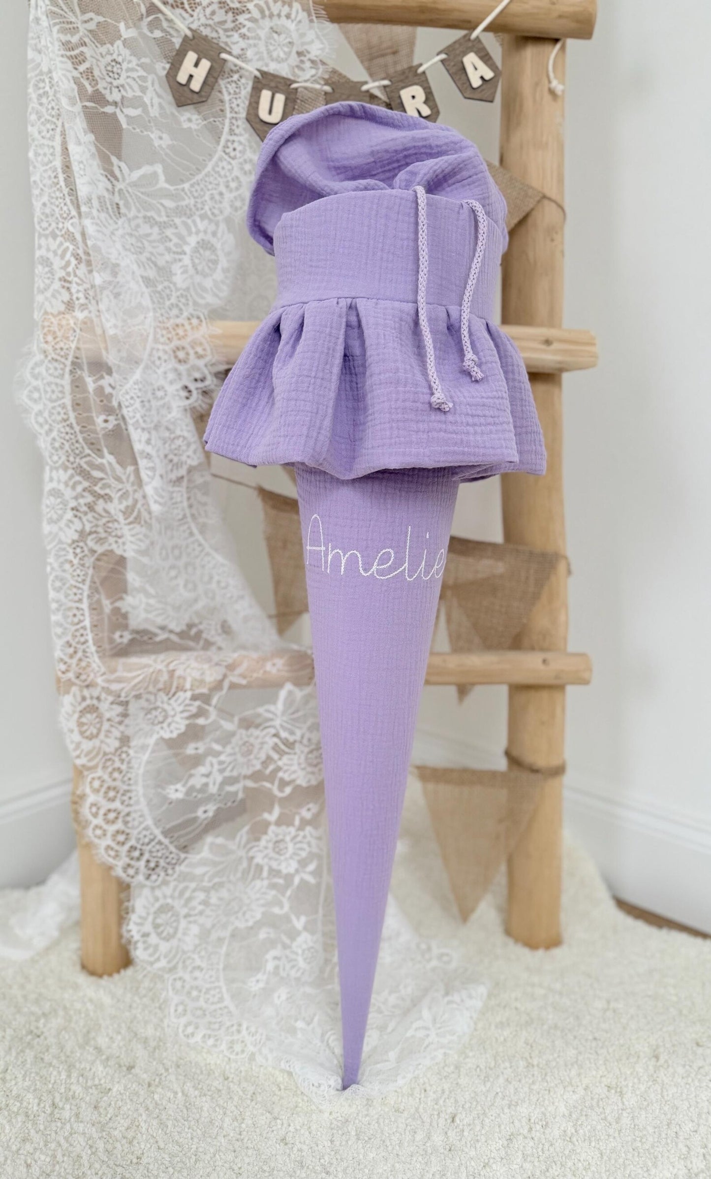 Basic Musselin Schultüte für Mädchen mit Rüsche – personalisierbar, unifarben, inkl. Kisseninlett