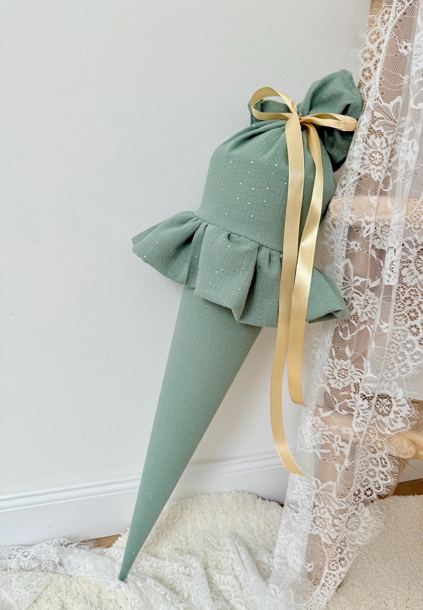 Musselin Schultüte mit Rüsche und goldenen Punkten 70 cm, viele Farben, personalisierbar, Kisseninlett optional