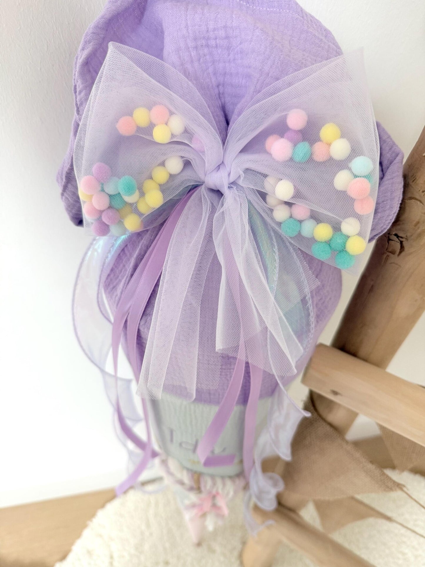 Pompon-Tüllschleife, Flieder mit Holoband, Schleife passend für Schultüten ab 70 cm, Kita- & Geschwistertüten ab 35 cm