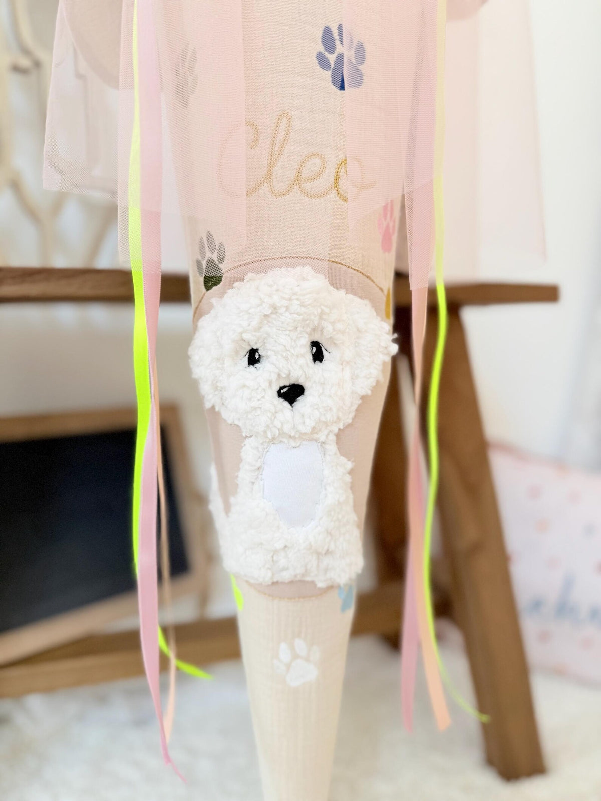 Musselin Schultüte 70 cm Creme, weißer Hund, bunte Pfoten, Welpe zur Einschulung für Mädchen, optional mit Pompon-Tüllschleife und Kisseninlett