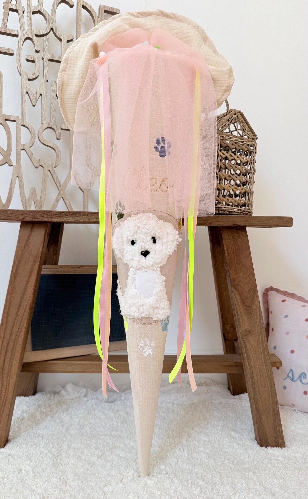 Musselin Schultüte 70 cm Creme, weißer Hund, bunte Pfoten, Welpe zur Einschulung für Mädchen, optional mit Pompon-Tüllschleife und Kisseninlett