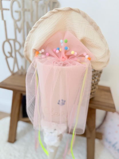 Musselin Schultüte 70 cm Creme, weißer Hund, bunte Pfoten, Welpe zur Einschulung für Mädchen, optional mit Pompon-Tüllschleife und Kisseninlett