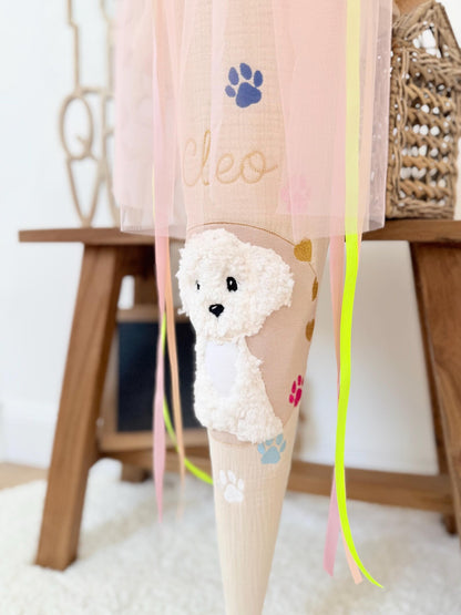 Musselin Schultüte 70 cm Creme, weißer Hund, bunte Pfoten, Welpe zur Einschulung für Mädchen, optional mit Pompon-Tüllschleife und Kisseninlett