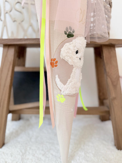 Musselin Schultüte 70 cm Creme, weißer Hund, bunte Pfoten, Welpe zur Einschulung für Mädchen, optional mit Pompon-Tüllschleife und Kisseninlett