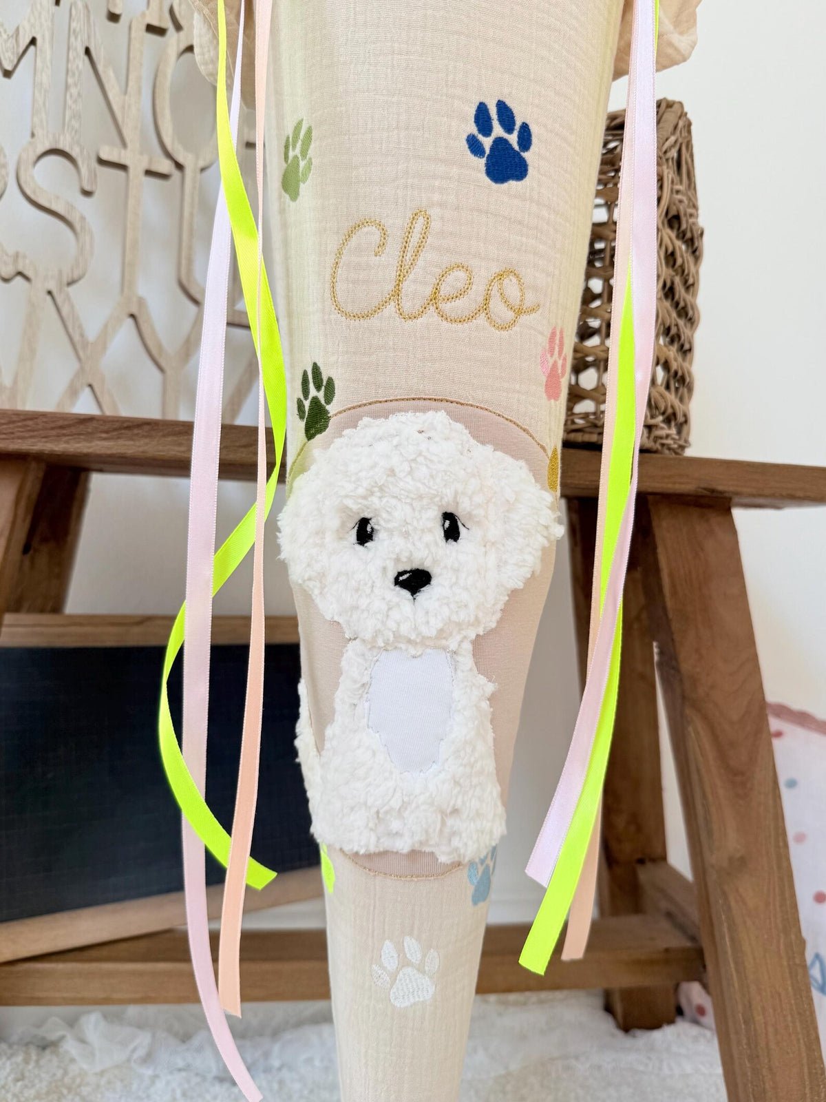 Musselin Schultüte 70 cm Creme, weißer Hund, bunte Pfoten, Welpe zur Einschulung für Mädchen, optional mit Pompon-Tüllschleife und Kisseninlett