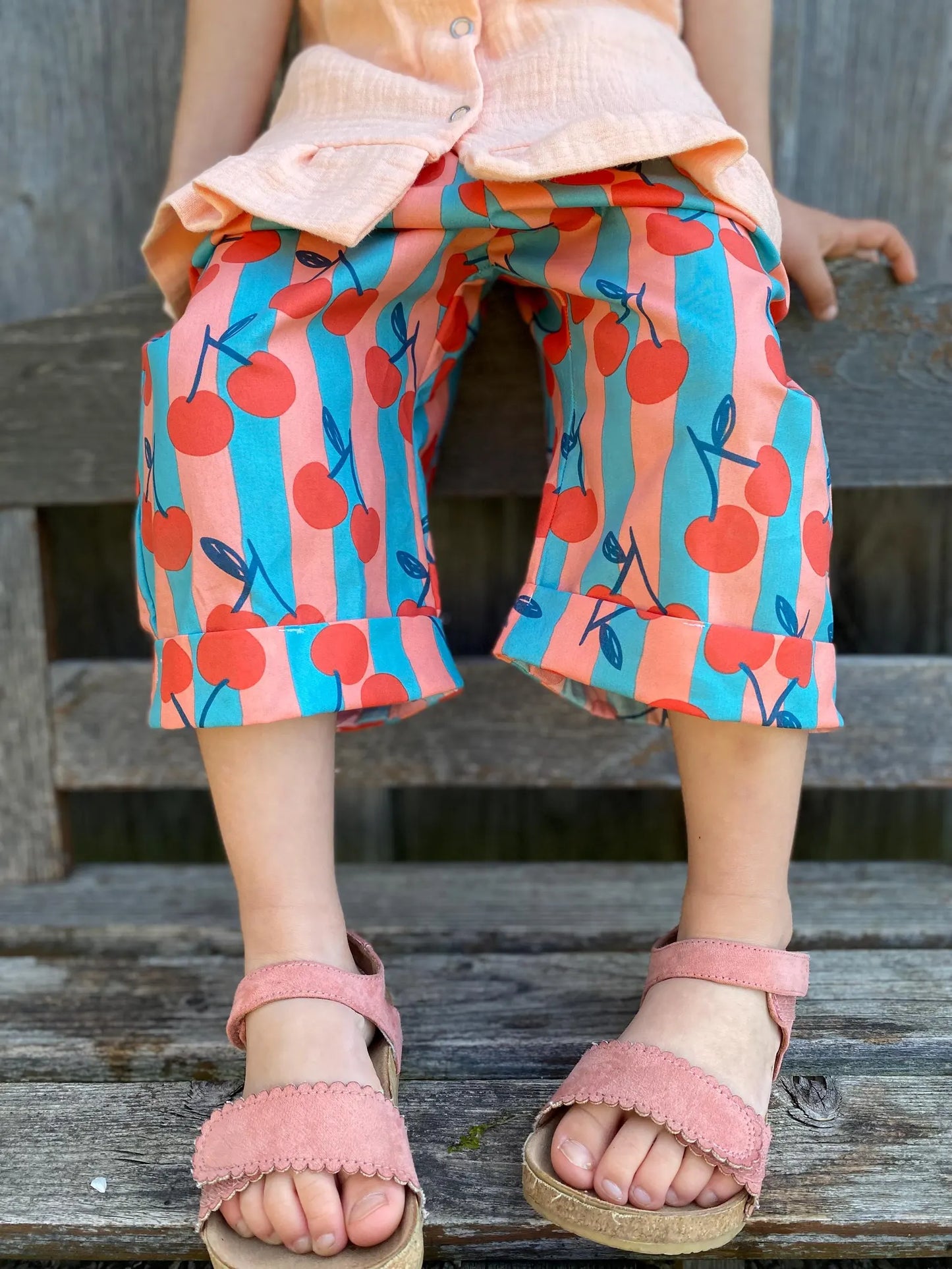 Kinderhose Culotte Cherry Print – Weite Sommerhose mit Streifen & Kirschen aus leichter Baumwolle