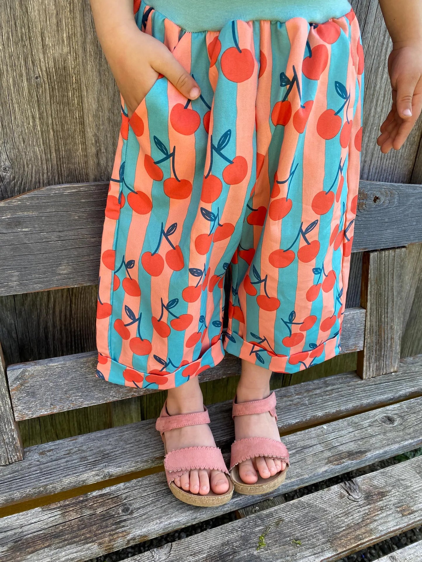 Kinderhose Culotte Cherry Print – Weite Sommerhose mit Streifen & Kirschen aus leichter Baumwolle