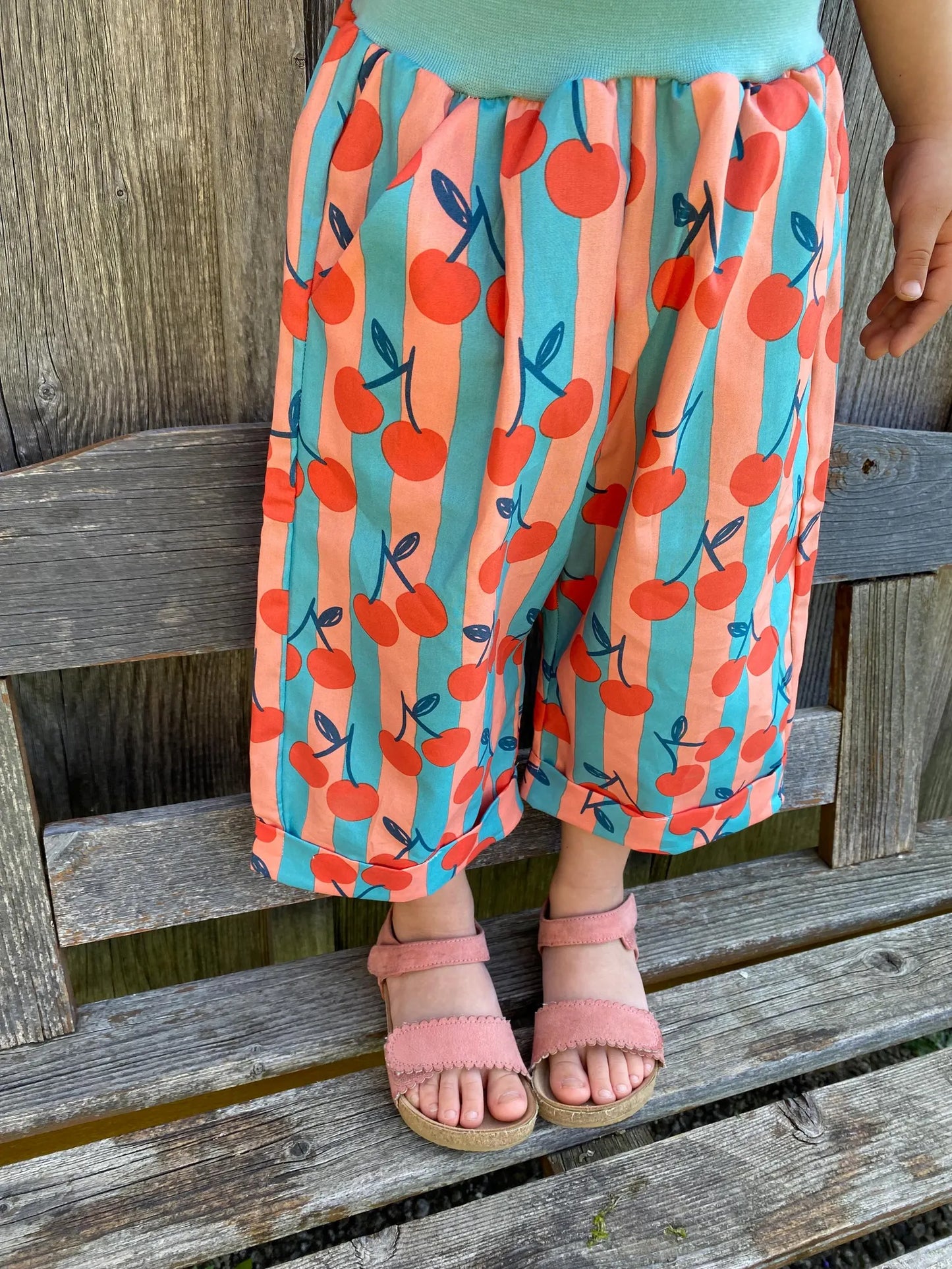 Kinderhose Culotte Cherry Print – Weite Sommerhose mit Streifen & Kirschen aus leichter Baumwolle