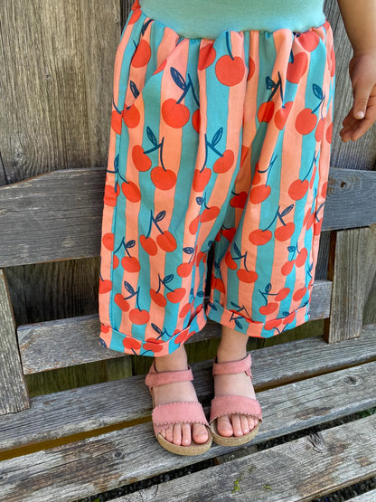 Kinderhose Culotte Cherry Print – Weite Sommerhose mit Streifen & Kirschen aus leichter Baumwolle