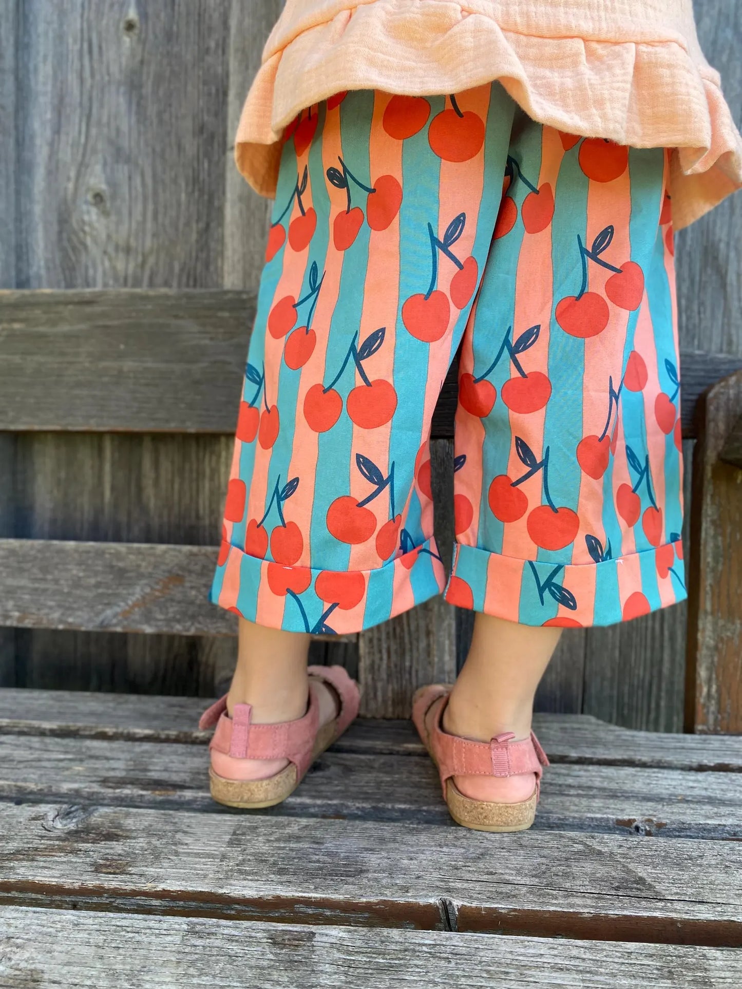 Kinderhose Culotte Cherry Print – Weite Sommerhose mit Streifen & Kirschen aus leichter Baumwolle