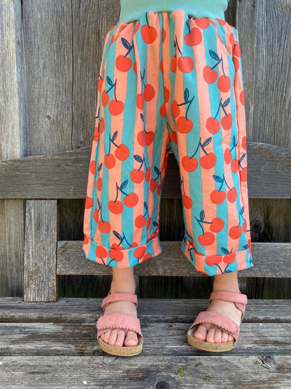 Kinderhose Culotte Cherry Print – Weite Sommerhose mit Streifen & Kirschen aus leichter Baumwolle