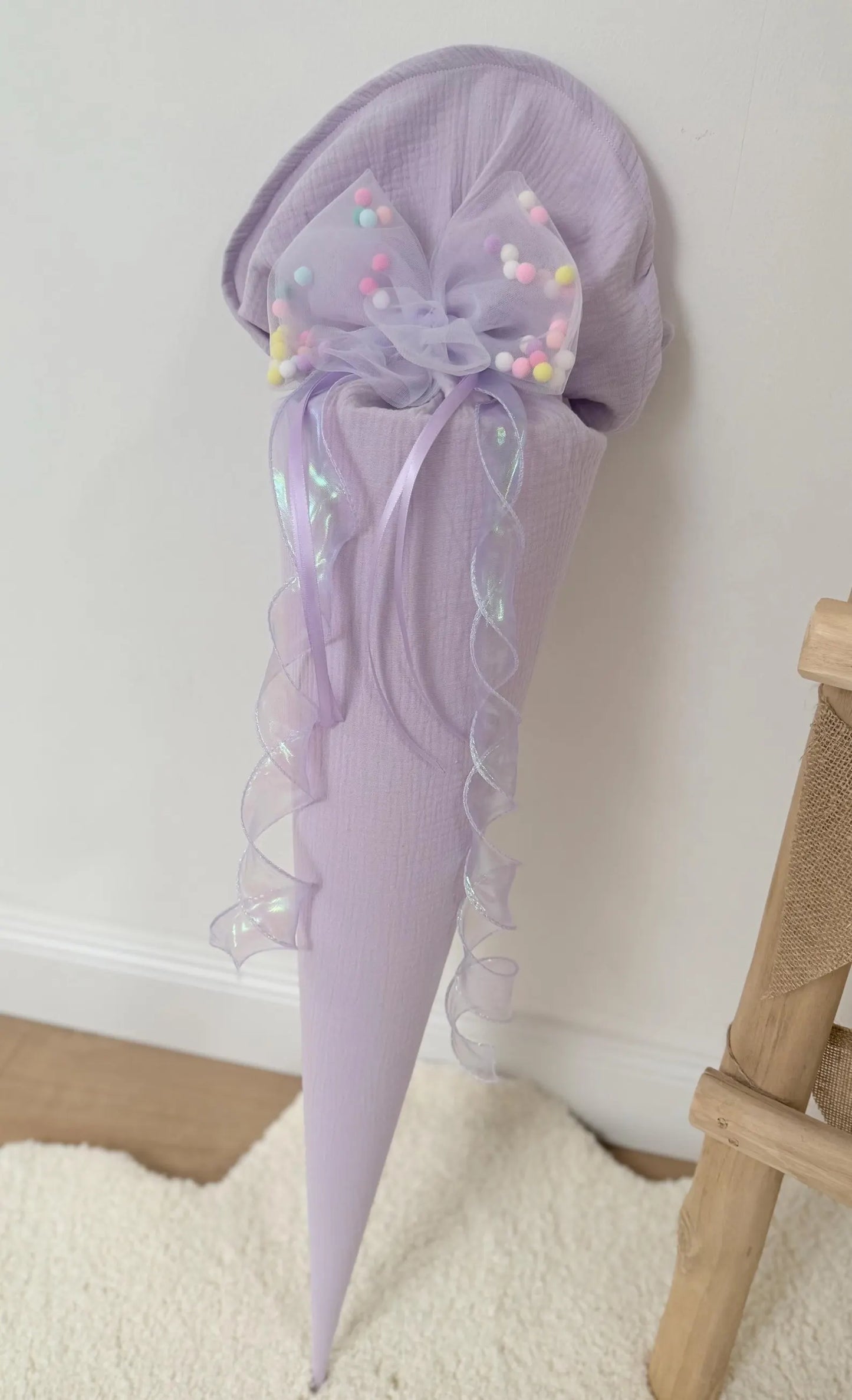 Pompon-Tüllschleife, Flieder mit Holoband, Schleife passend für Schultüten ab 70 cm, Kita- & Geschwistertüten ab 35 cm