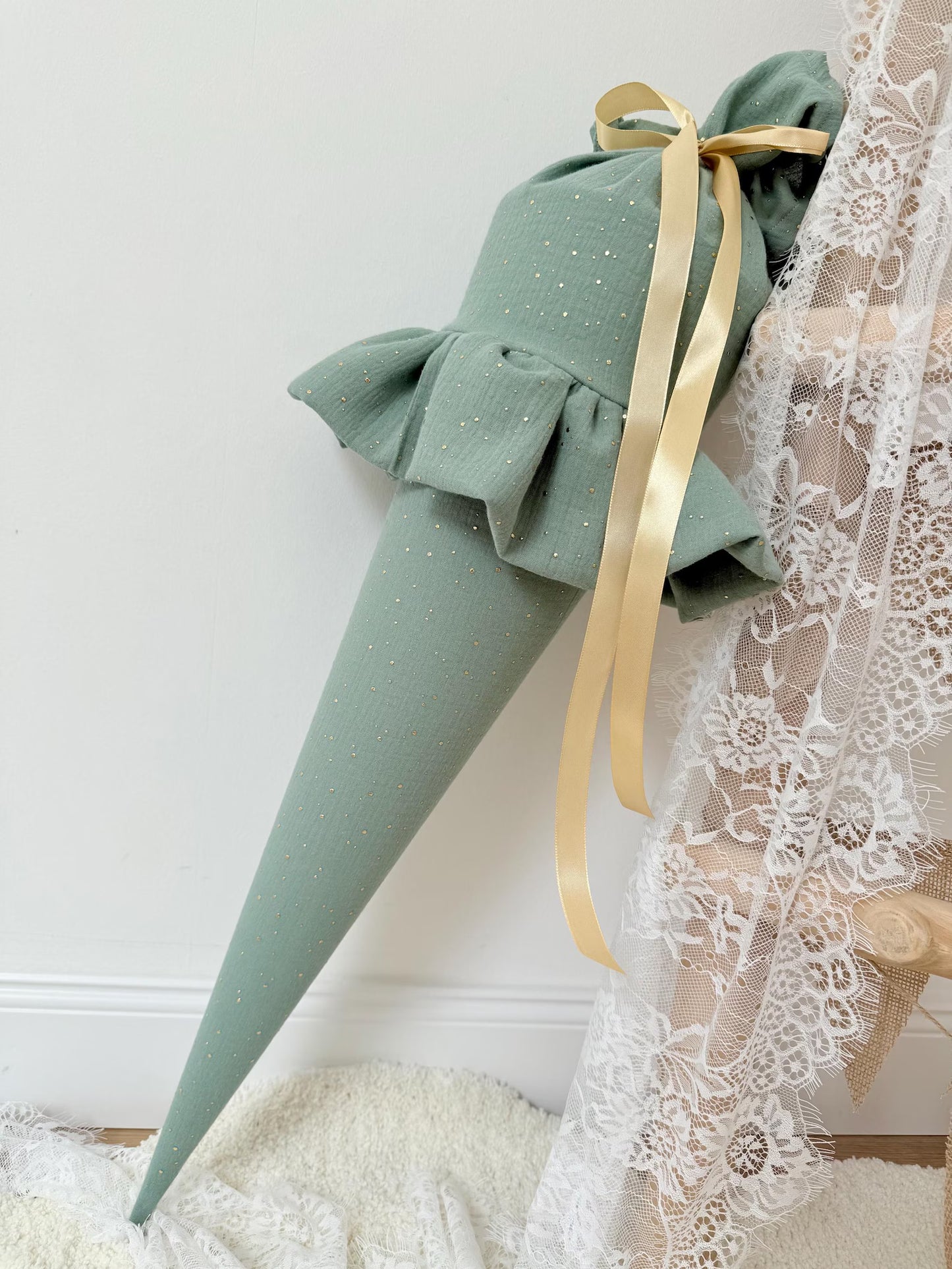 Musselin Schultüte mit Rüsche und goldenen Punkten 70 cm, viele Farben, personalisierbar, Kisseninlett optional