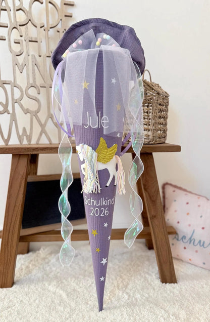 Musselin Schultüte 70 cm Lila, Gold, Einhorn mit Flügeln, Pegasus, optional mit Pompon-Tüllschleife und Kissen