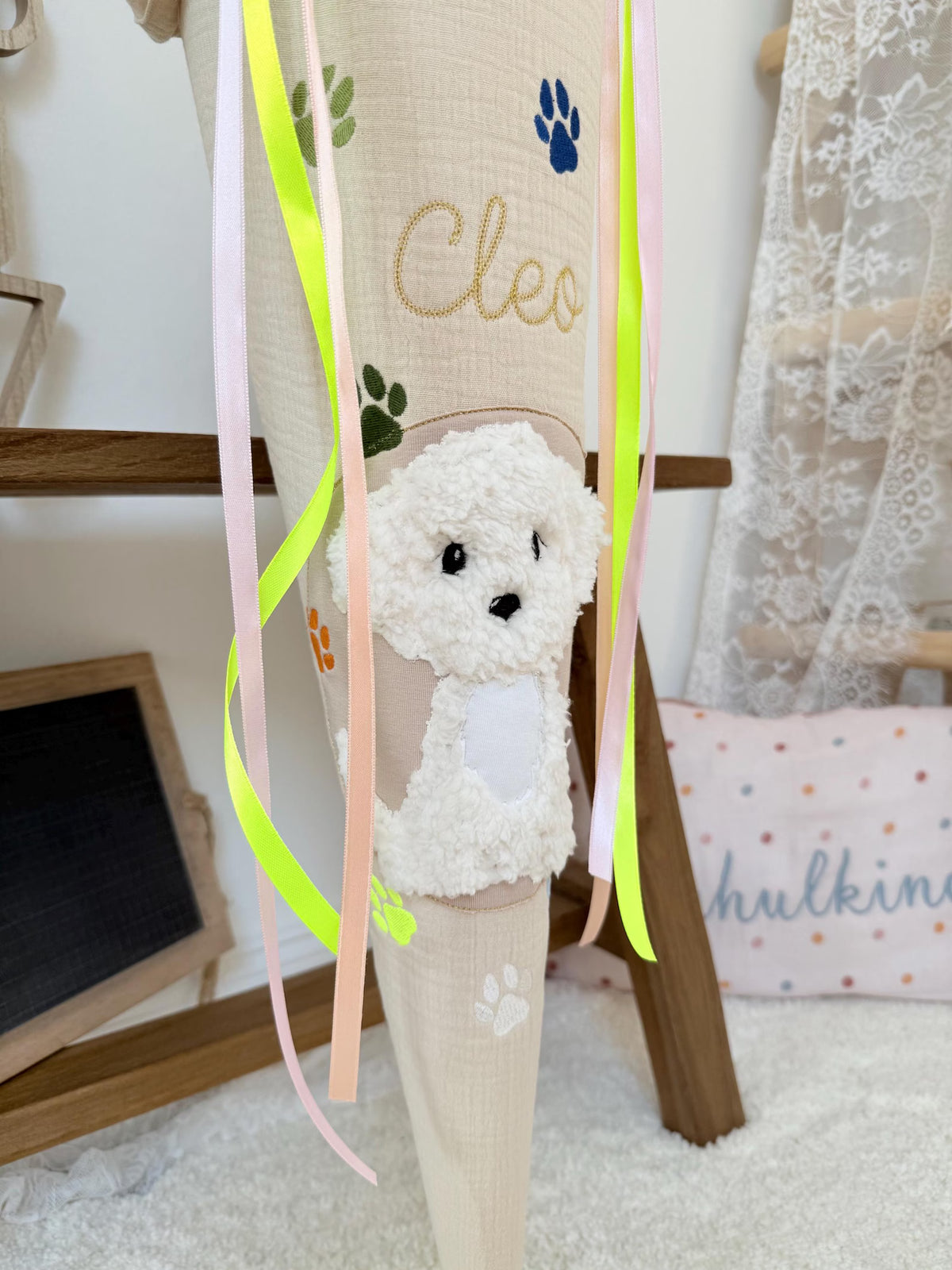 Musselin Schultüte 70 cm Creme, weißer Hund, bunte Pfoten, Welpe zur Einschulung für Mädchen, optional mit Pompon-Tüllschleife und Kisseninlett